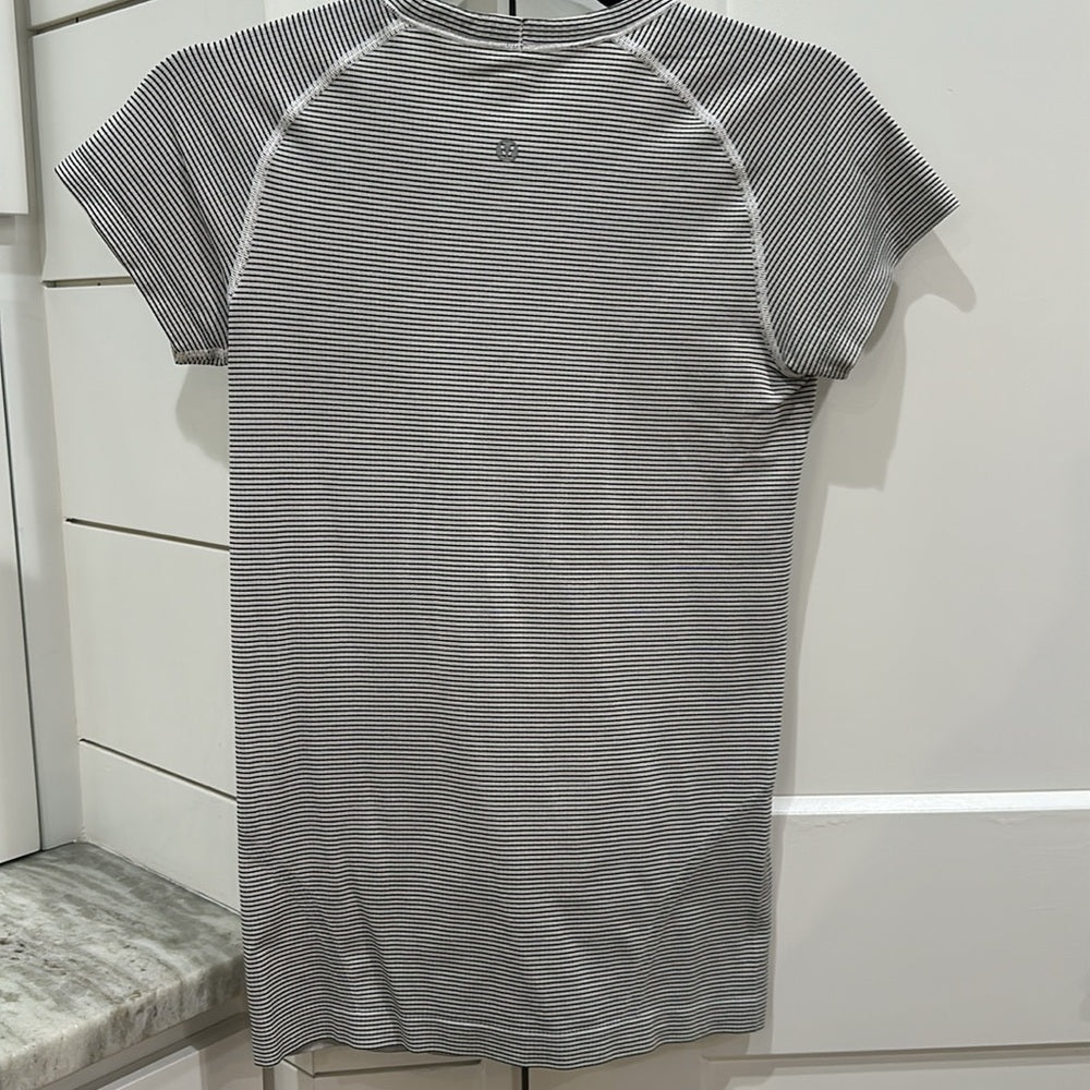 (6085)  🍋 LULULEMON RUN: Swiftly Tech Short Sleeve Crew Sz 6 **LOVED *ST…