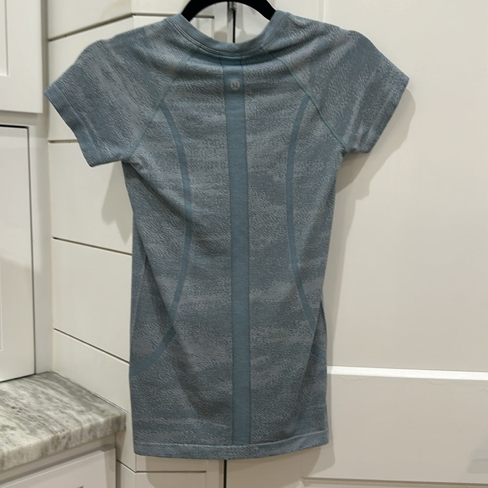 (6087)  🍋 LULULEMON RUN: Swiftly Tech Short Sleeve Crew Sz 4 **LOVED *RARE