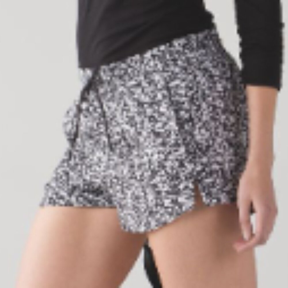 (6098) LULULEMON Speed Track Short Sz 8 W=16" **LOVED**