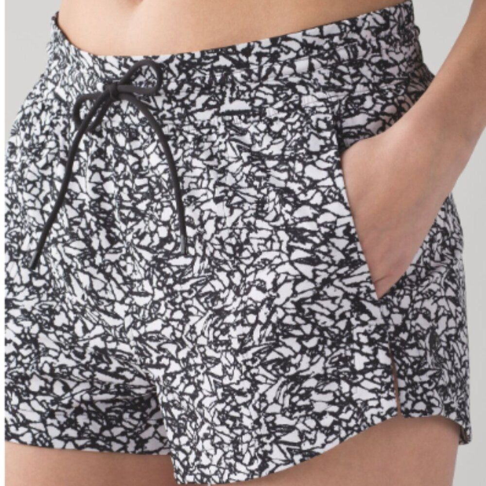 (6098) LULULEMON Speed Track Short Sz 8 W=16" **LOVED**