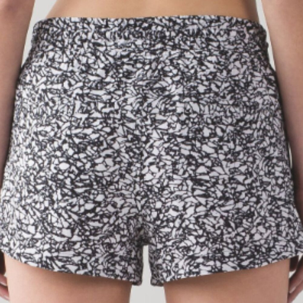 (6098) LULULEMON Speed Track Short Sz 8 W=16" **LOVED**