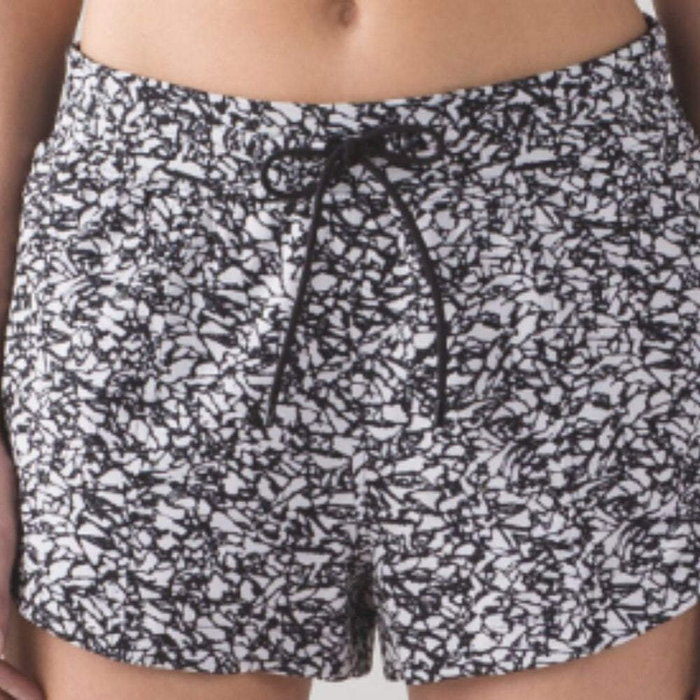 (6098) LULULEMON Speed Track Short Sz 8 W=16" **LOVED**
