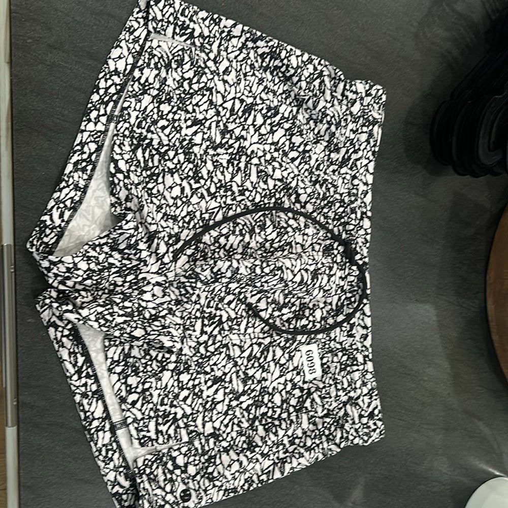 (6098) LULULEMON Speed Track Short Sz 8 W=16" **LOVED**