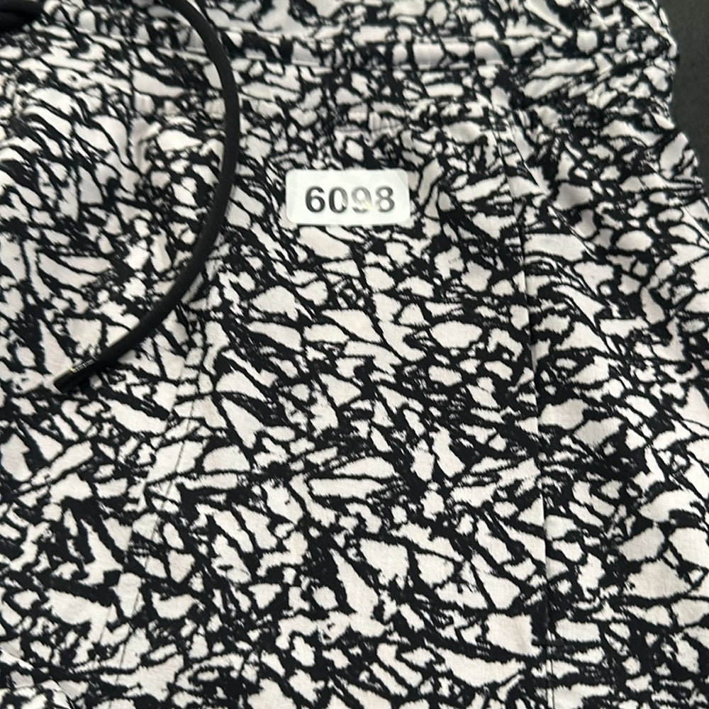 (6098) LULULEMON Speed Track Short Sz 8 W=16" **LOVED**