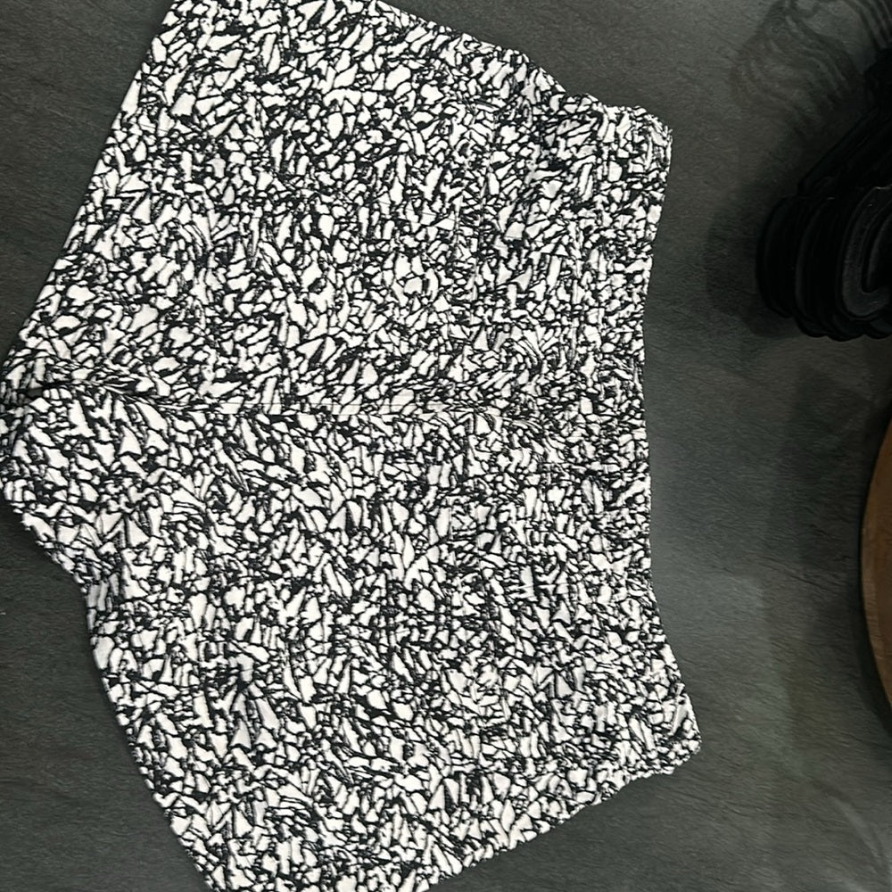 (6098) LULULEMON Speed Track Short Sz 8 W=16" **LOVED**