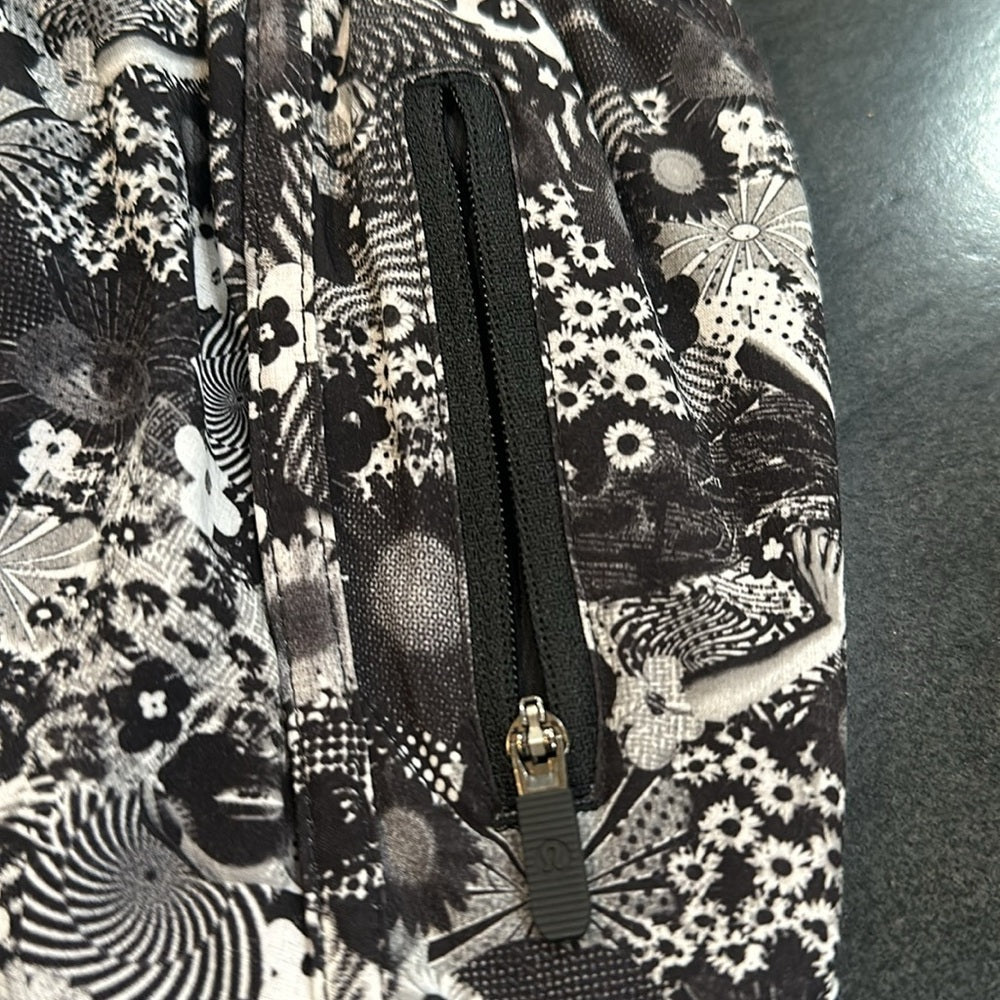 (6100) Tracker Short *SW 2017 Seawheeze - Counter Culture White / Black Sz 8