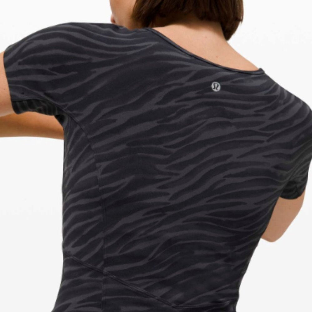 (6114) LULULEMON Nulu Cropped Slim Yoga Short Sleeve Sz 10 *LOVED