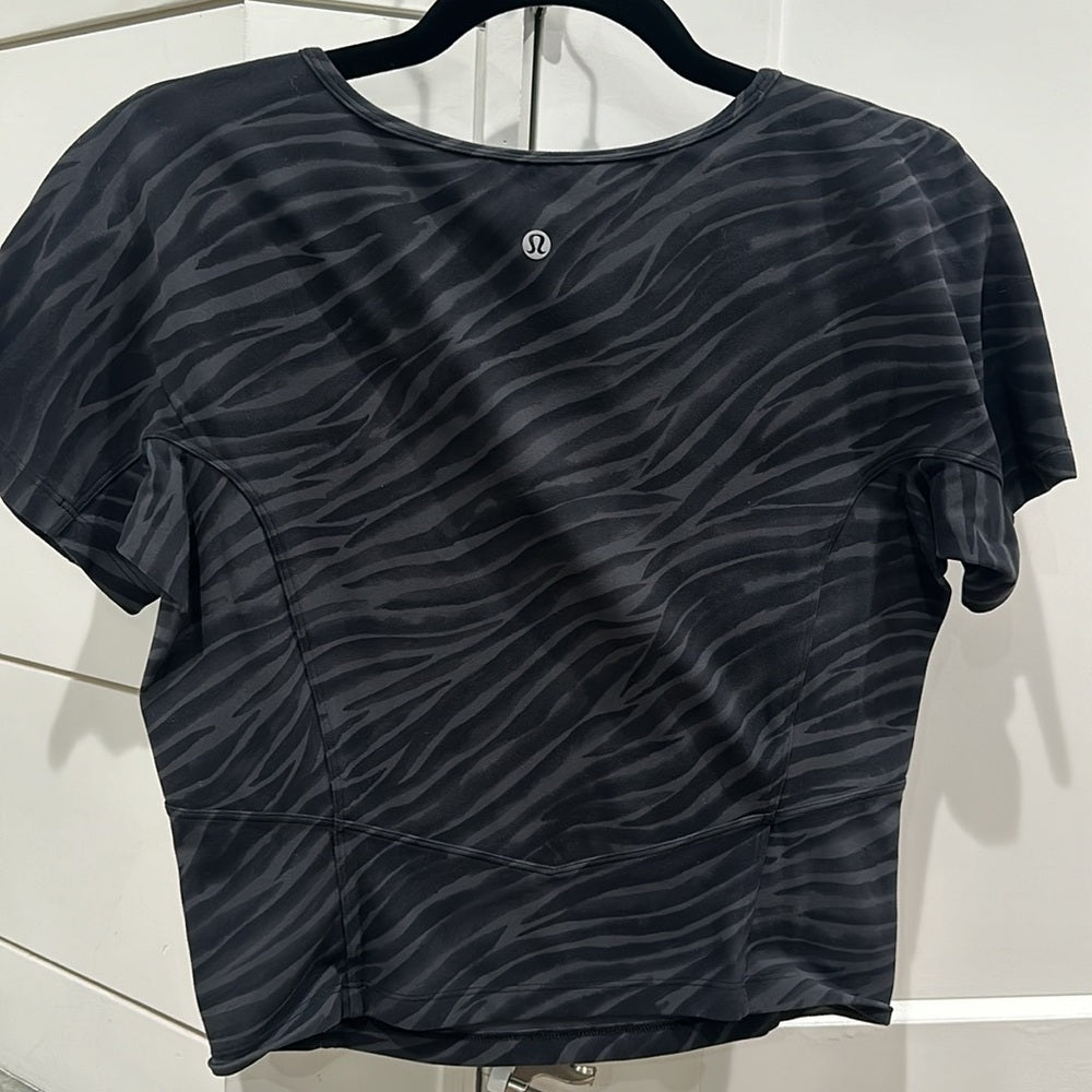 (6114) LULULEMON Nulu Cropped Slim Yoga Short Sleeve Sz 10 *LOVED