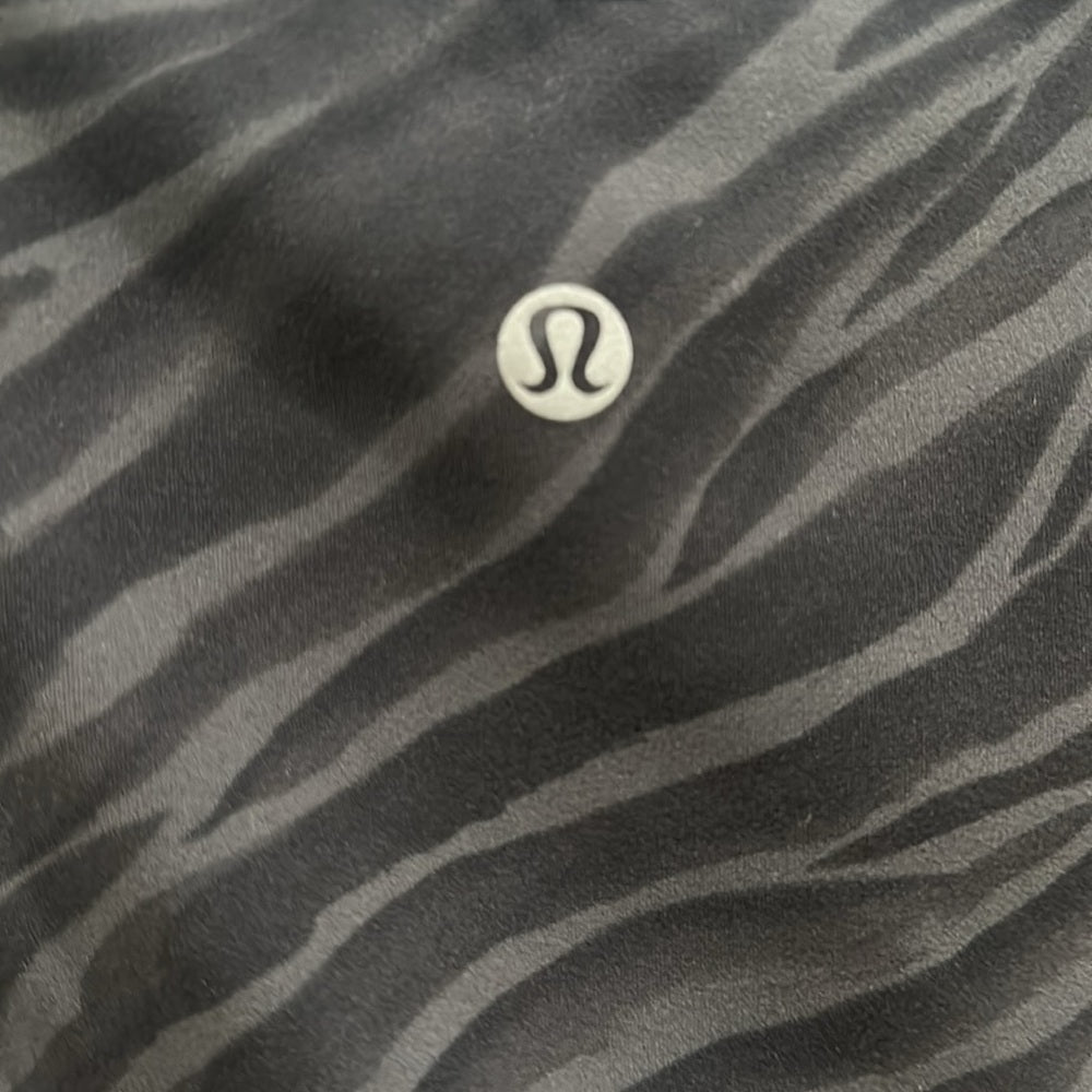 (6114) LULULEMON Nulu Cropped Slim Yoga Short Sleeve Sz 10 *LOVED