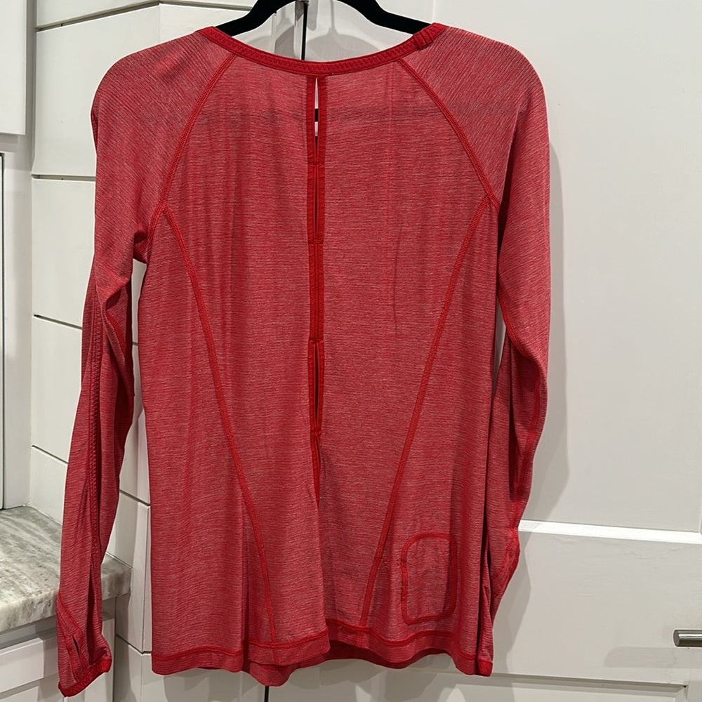 (6118)  🍋 LULULEMON Team Spirit Long Sleeve Sz 8/10 in CURRANT EUC