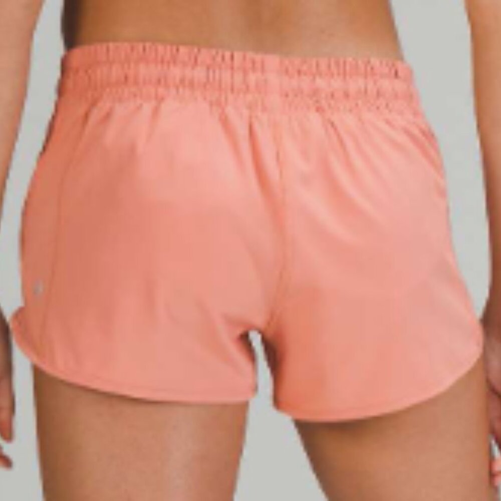 (6142) LULULEMON Hotty Hot Low-Rise Lined Short 2.5" Sz 8 **LOVED *EUC