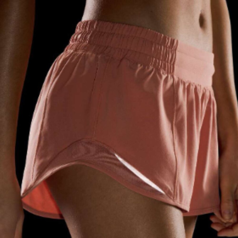 (6142) LULULEMON Hotty Hot Low-Rise Lined Short 2.5" Sz 8 **LOVED *EUC