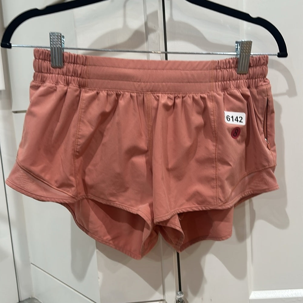 (6142) LULULEMON Hotty Hot Low-Rise Lined Short 2.5" Sz 8 **LOVED *EUC
