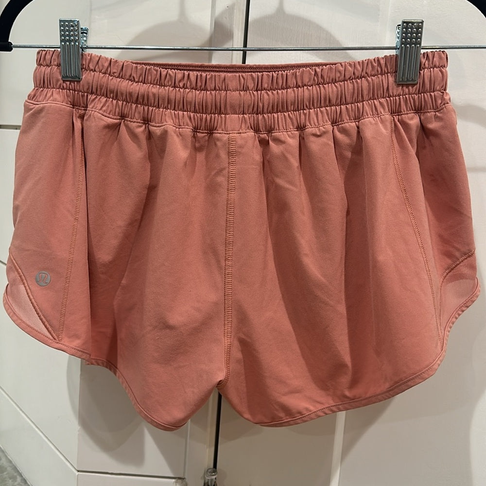 (6142) LULULEMON Hotty Hot Low-Rise Lined Short 2.5" Sz 8 **LOVED *EUC