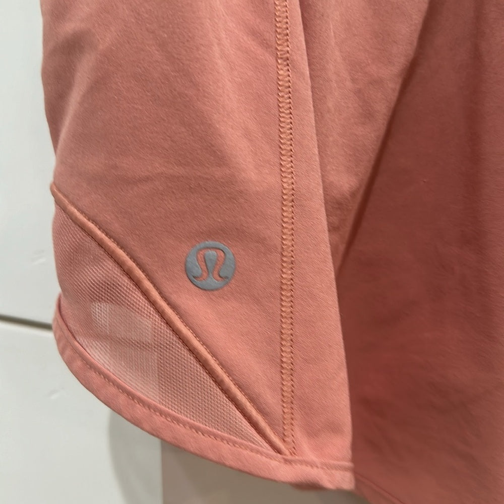 (6142) LULULEMON Hotty Hot Low-Rise Lined Short 2.5" Sz 8 **LOVED *EUC