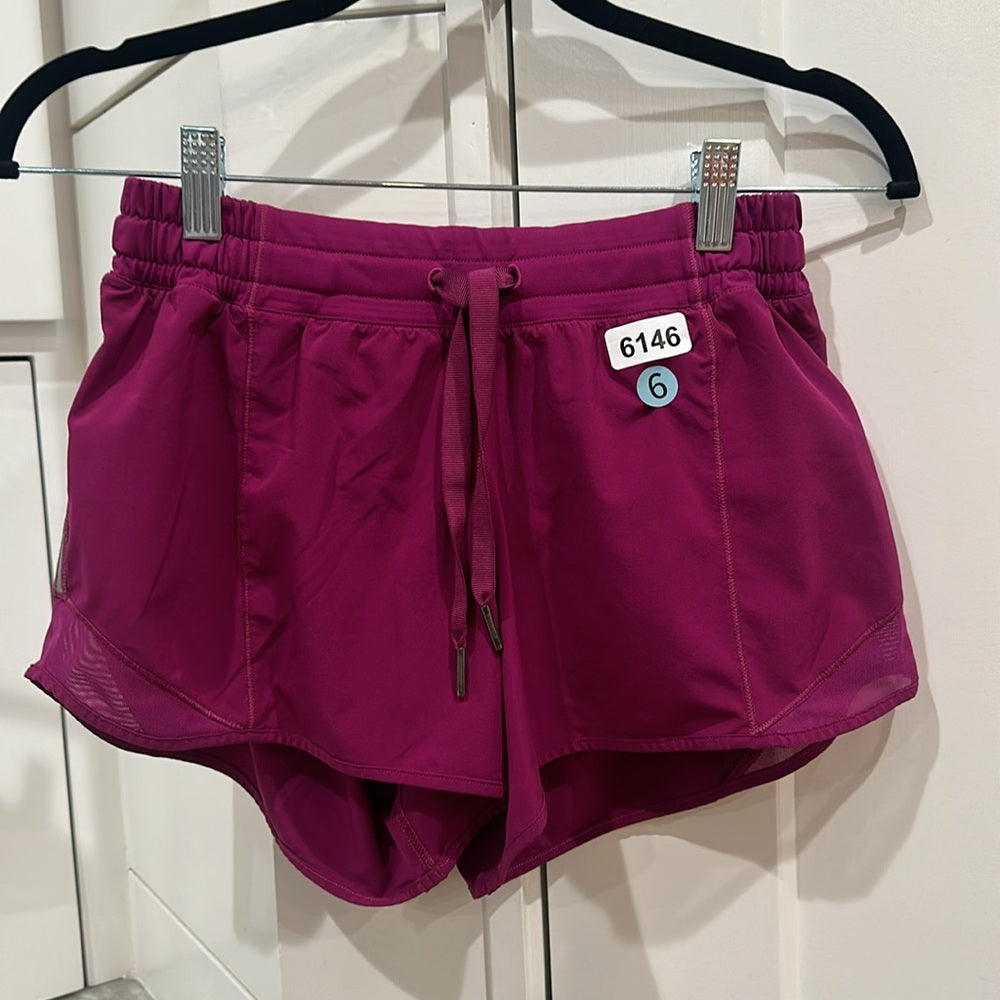 (6146) LULULEMON Hotty Hot Short (Long) 4" in Sz 6 *LOVED *EUC