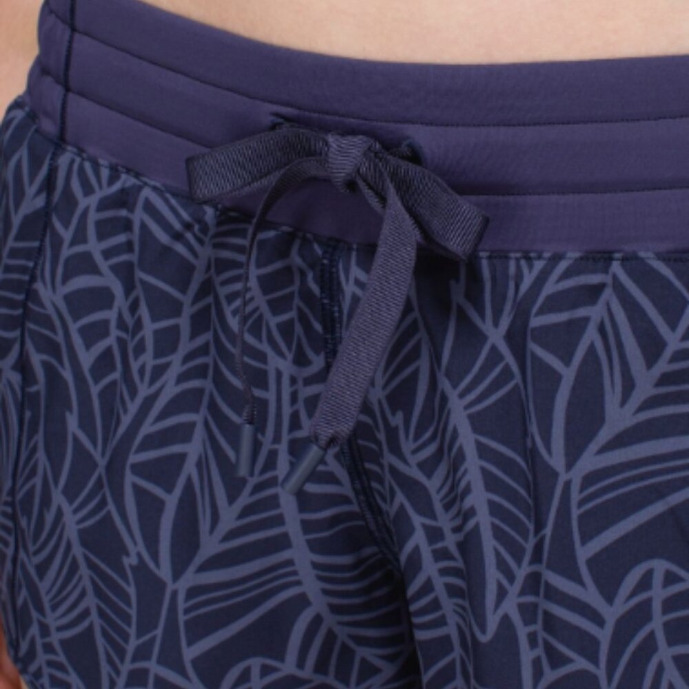 (6148) LULULEMON Hotty Hot Short II *2.5" Sz 6 **LOVED *GUC