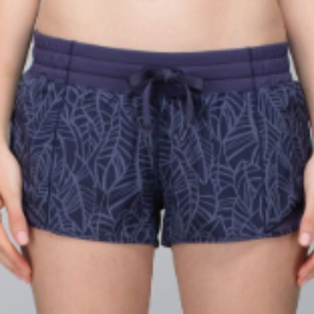 (6148) LULULEMON Hotty Hot Short II *2.5" Sz 6 **LOVED *GUC