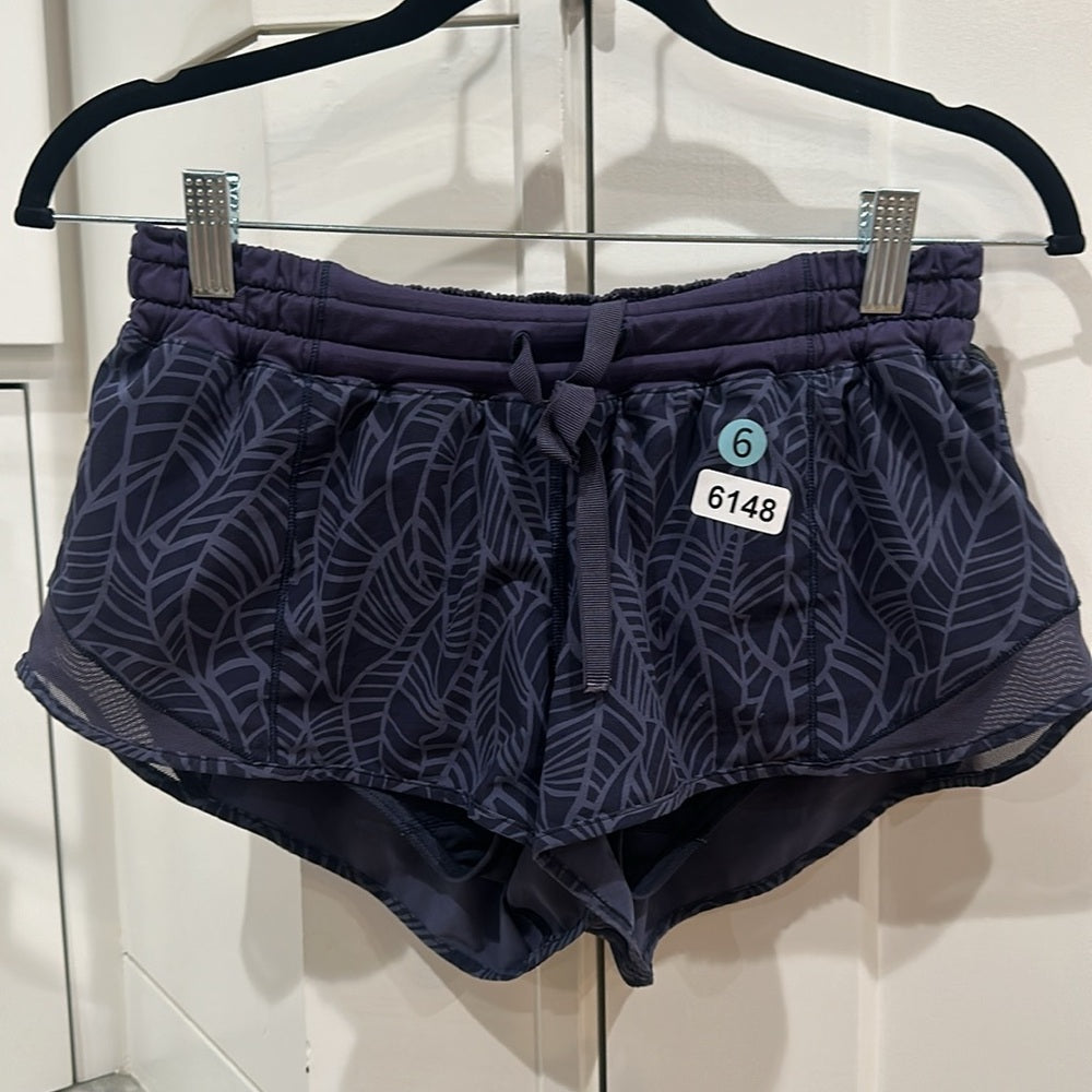 (6148) LULULEMON Hotty Hot Short II *2.5" Sz 6 **LOVED *GUC