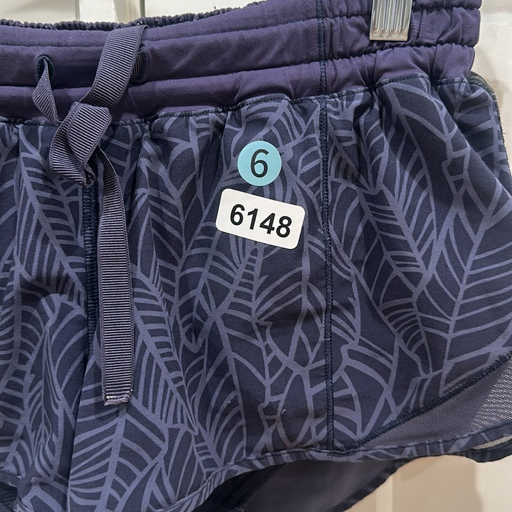 (6148) LULULEMON Hotty Hot Short II *2.5" Sz 6 **LOVED *GUC