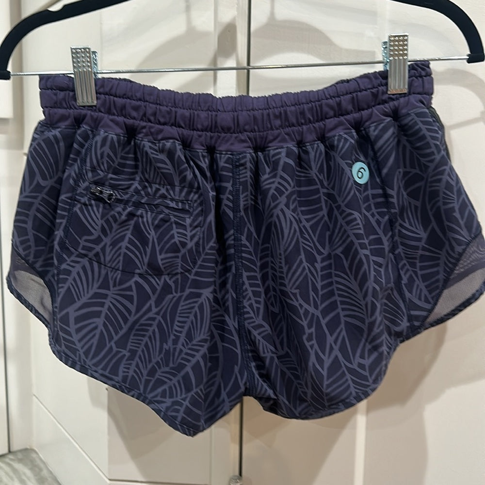 (6148) LULULEMON Hotty Hot Short II *2.5" Sz 6 **LOVED *GUC