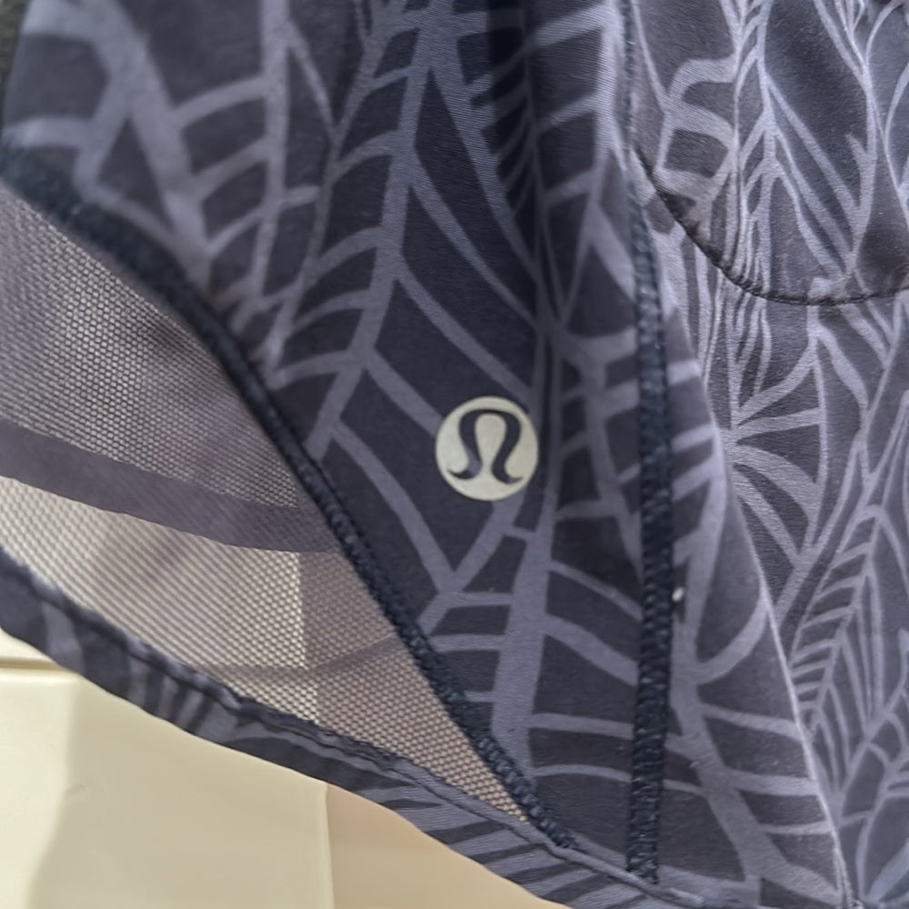 (6148) LULULEMON Hotty Hot Short II *2.5" Sz 6 **LOVED *GUC