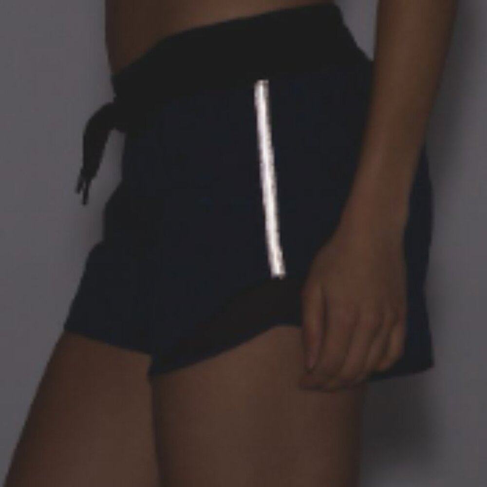 (6152) LULULEMON Hotty Hot Short 4" Sz 12 **LOVED *EUC