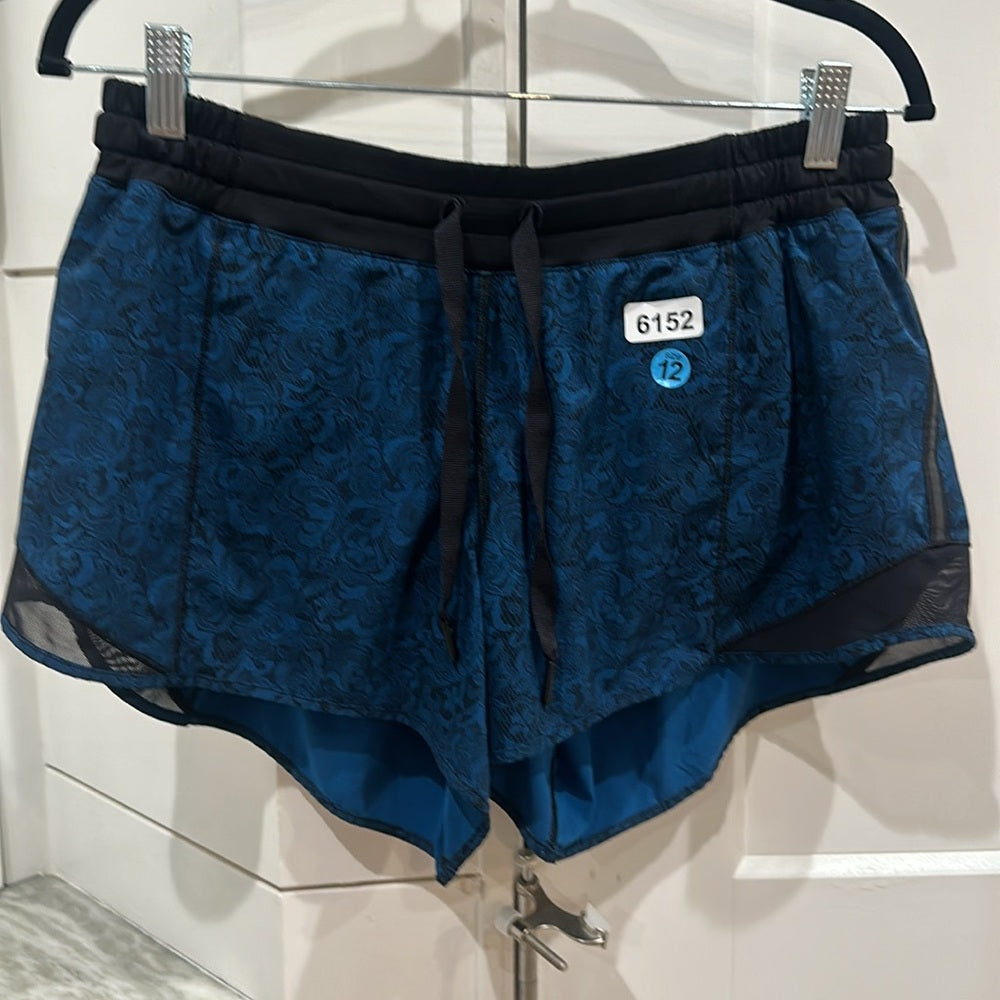 (6152) LULULEMON Hotty Hot Short 4" Sz 12 **LOVED *EUC