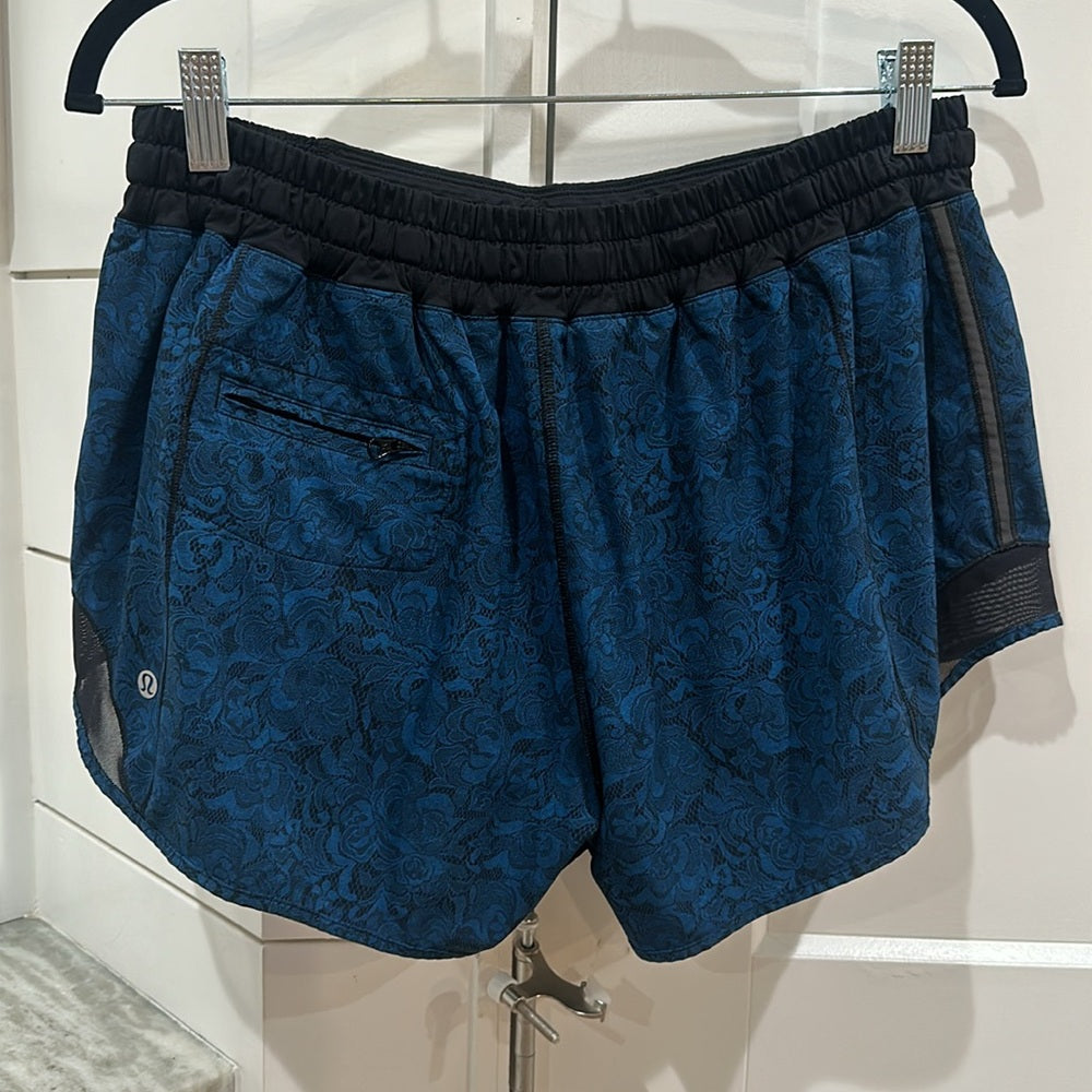 (6152) LULULEMON Hotty Hot Short 4" Sz 12 **LOVED *EUC