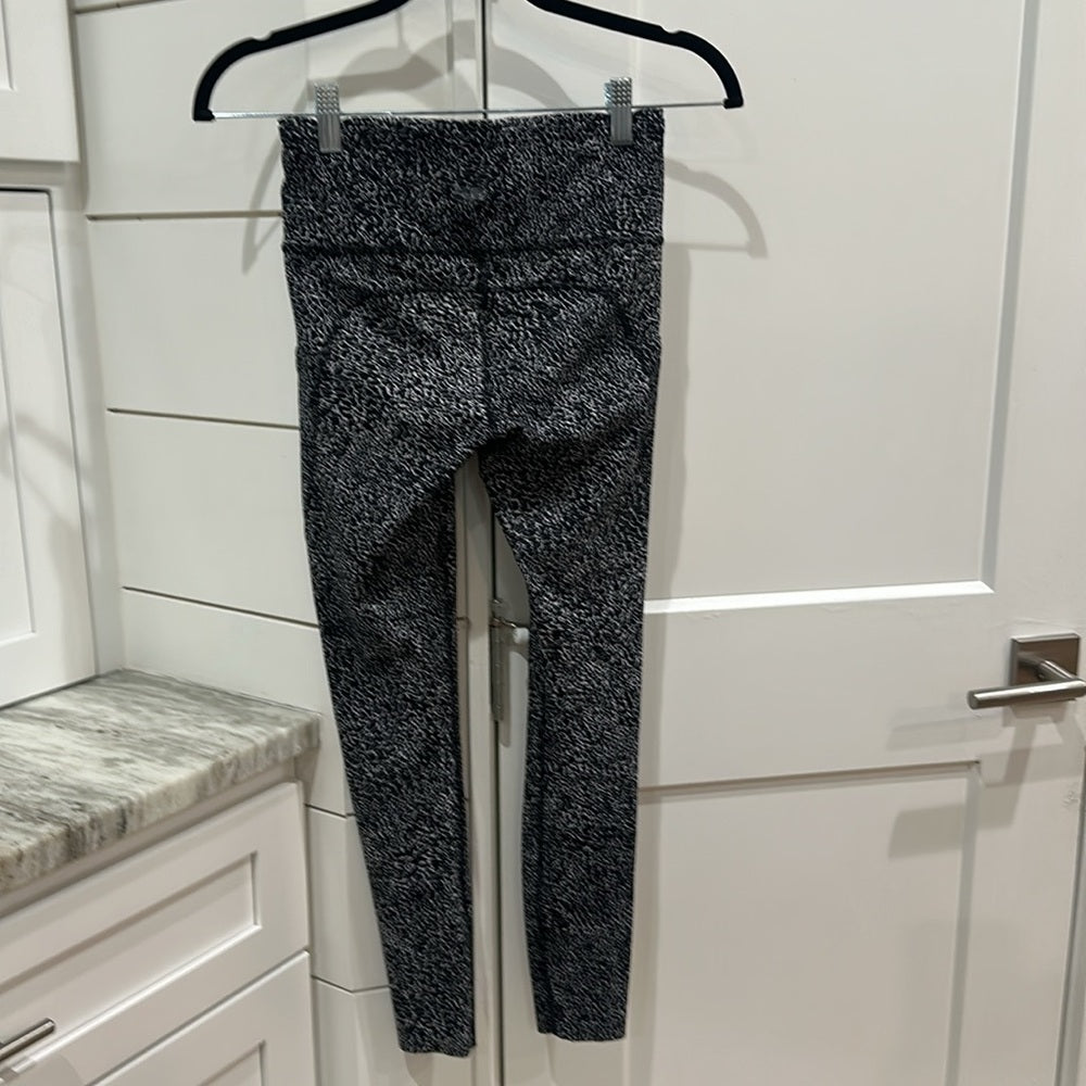 (6163) LULULEMON Fast & Free Leggings Sz 4 **FLAW