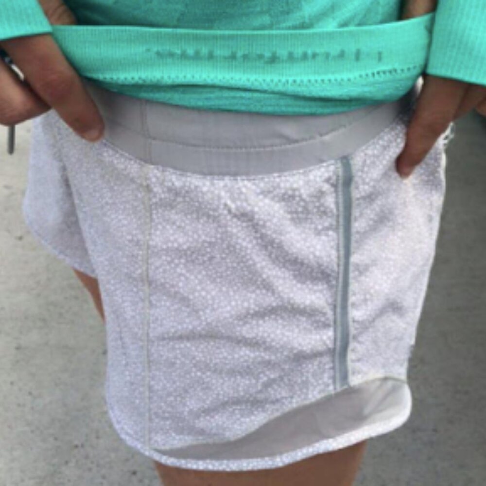 (6165) LULULEMON Hotty Hot Short II *2.5" Sz 8 **LOVED *GUC