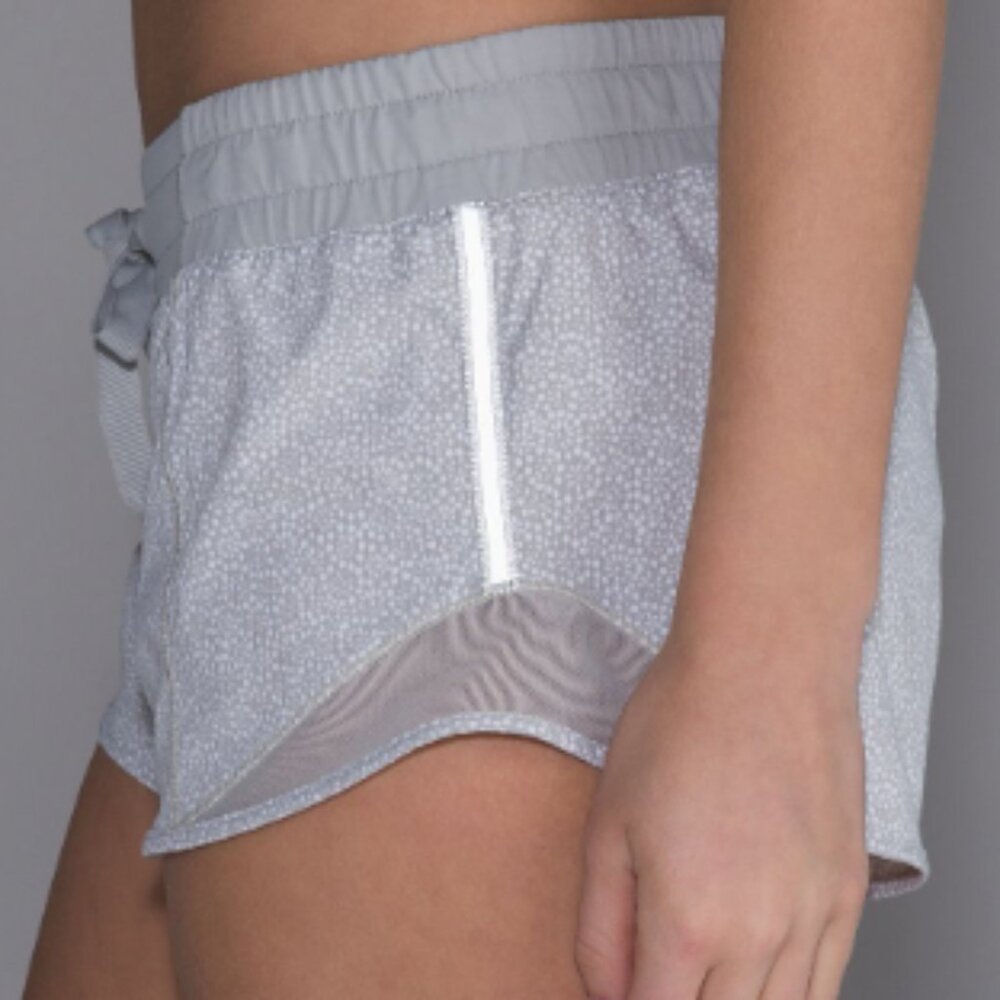 (6165) LULULEMON Hotty Hot Short II *2.5" Sz 8 **LOVED *GUC