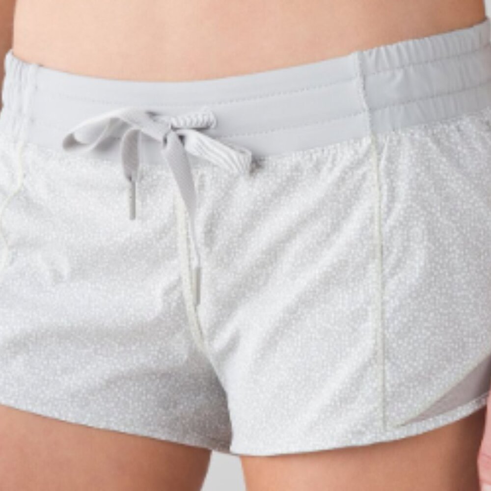 (6165) LULULEMON Hotty Hot Short II *2.5" Sz 8 **LOVED *GUC