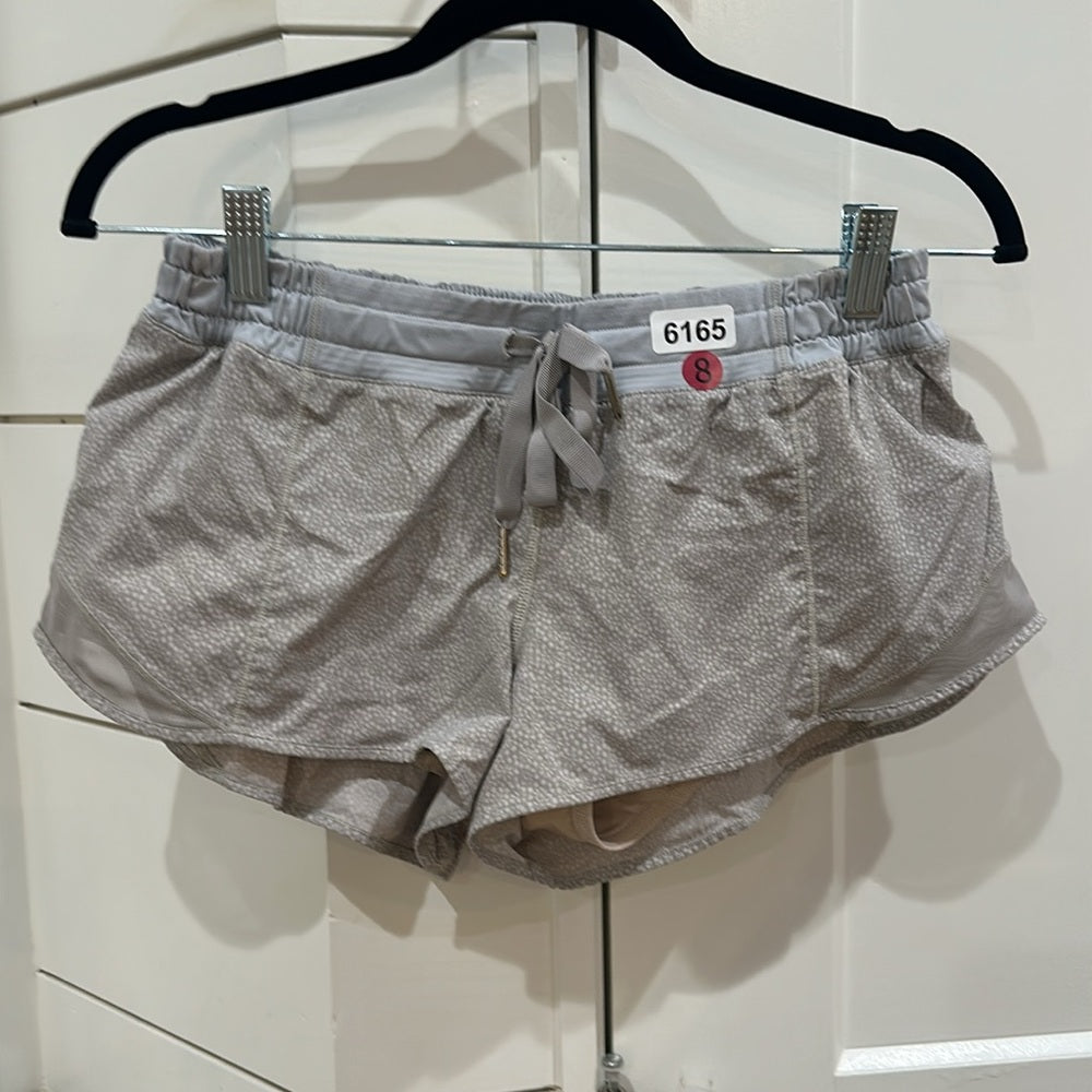 (6165) LULULEMON Hotty Hot Short II *2.5" Sz 8 **LOVED *GUC
