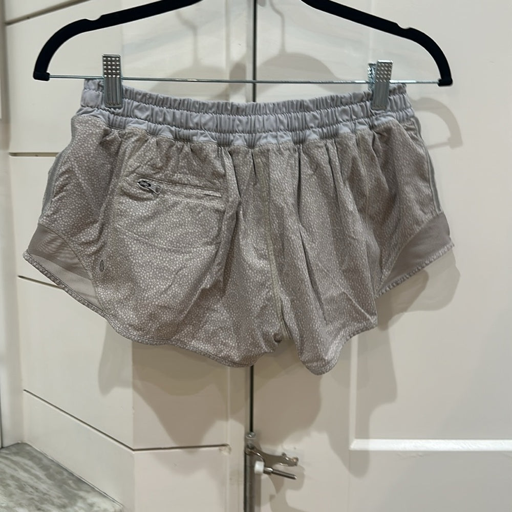 (6165) LULULEMON Hotty Hot Short II *2.5" Sz 8 **LOVED *GUC