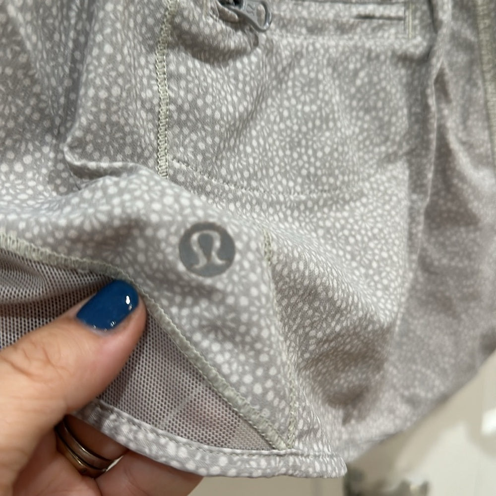 (6165) LULULEMON Hotty Hot Short II *2.5" Sz 8 **LOVED *GUC