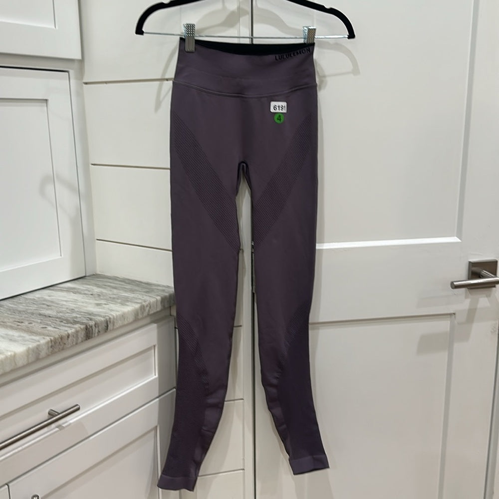 (6191) LULULEMON Iconic Sweat Tight Sz 4 in Graphite Purple / Black