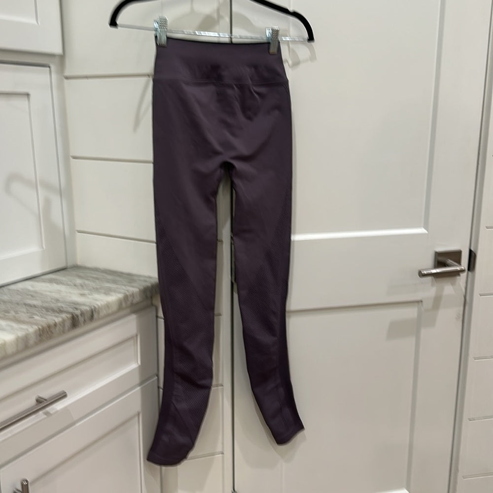 (6191) LULULEMON Iconic Sweat Tight Sz 4 in Graphite Purple / Black