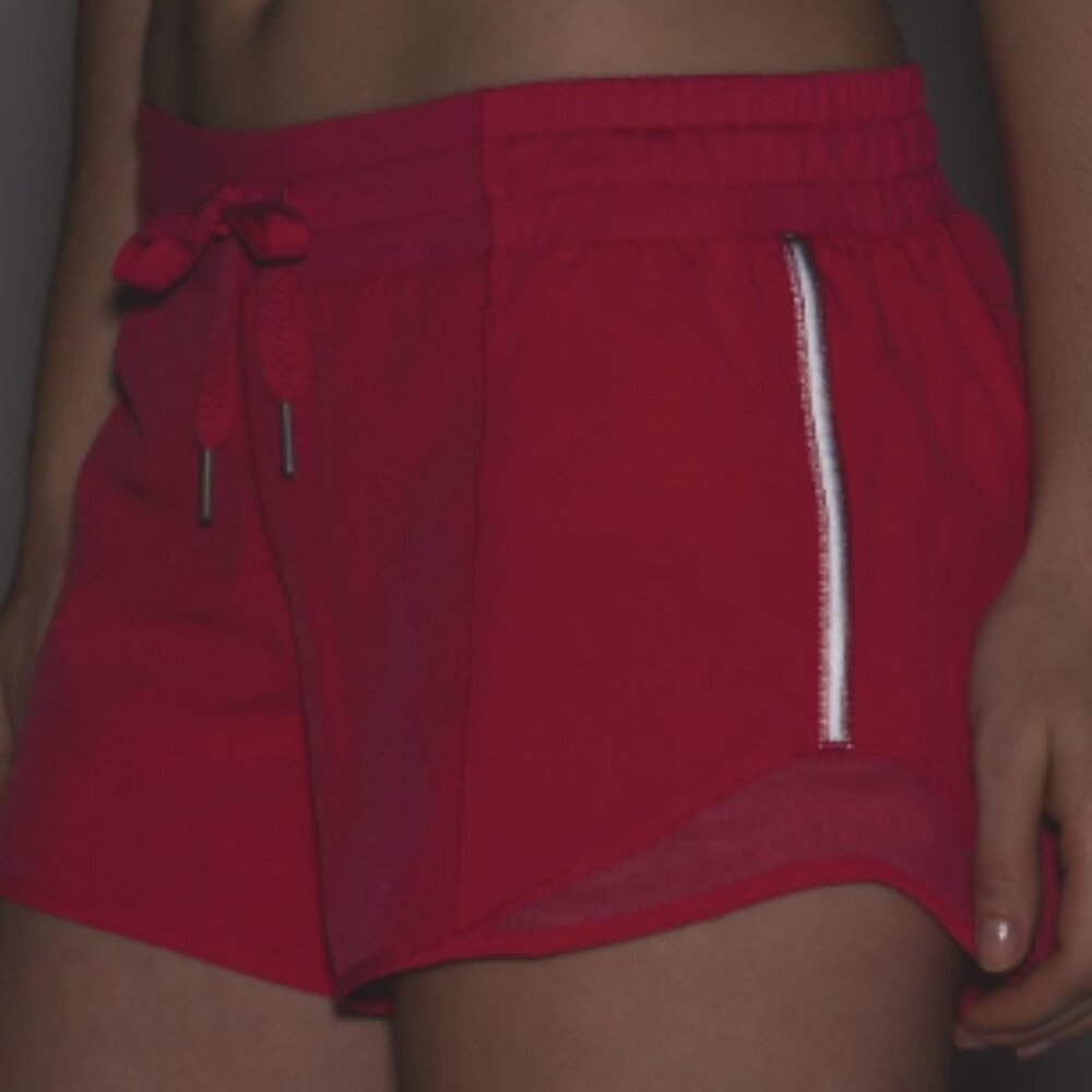 (6202) LULULEMON Hotty Hot Short  4" in Sz 6 in Boom Juice *LOVED *GUC