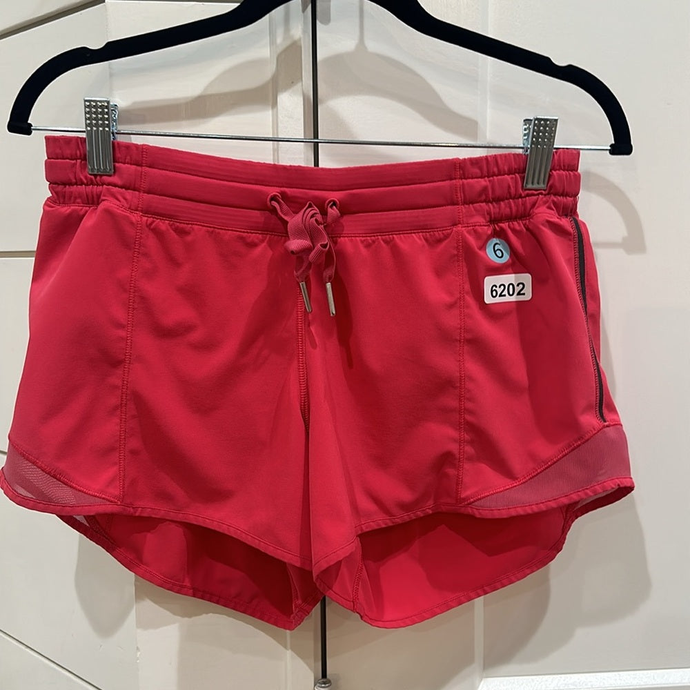 (6202) LULULEMON Hotty Hot Short  4" in Sz 6 in Boom Juice *LOVED *GUC