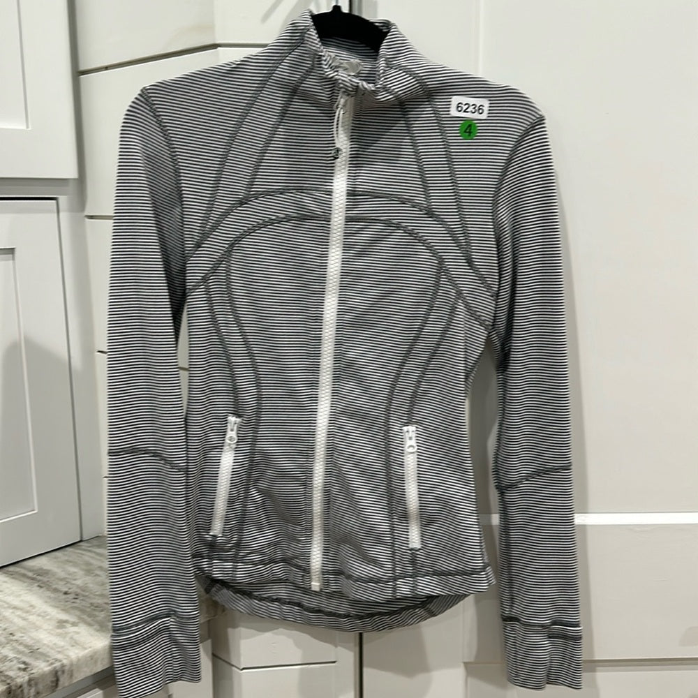 (6236) LULULEMON Define Jacket Sz 4 EUC