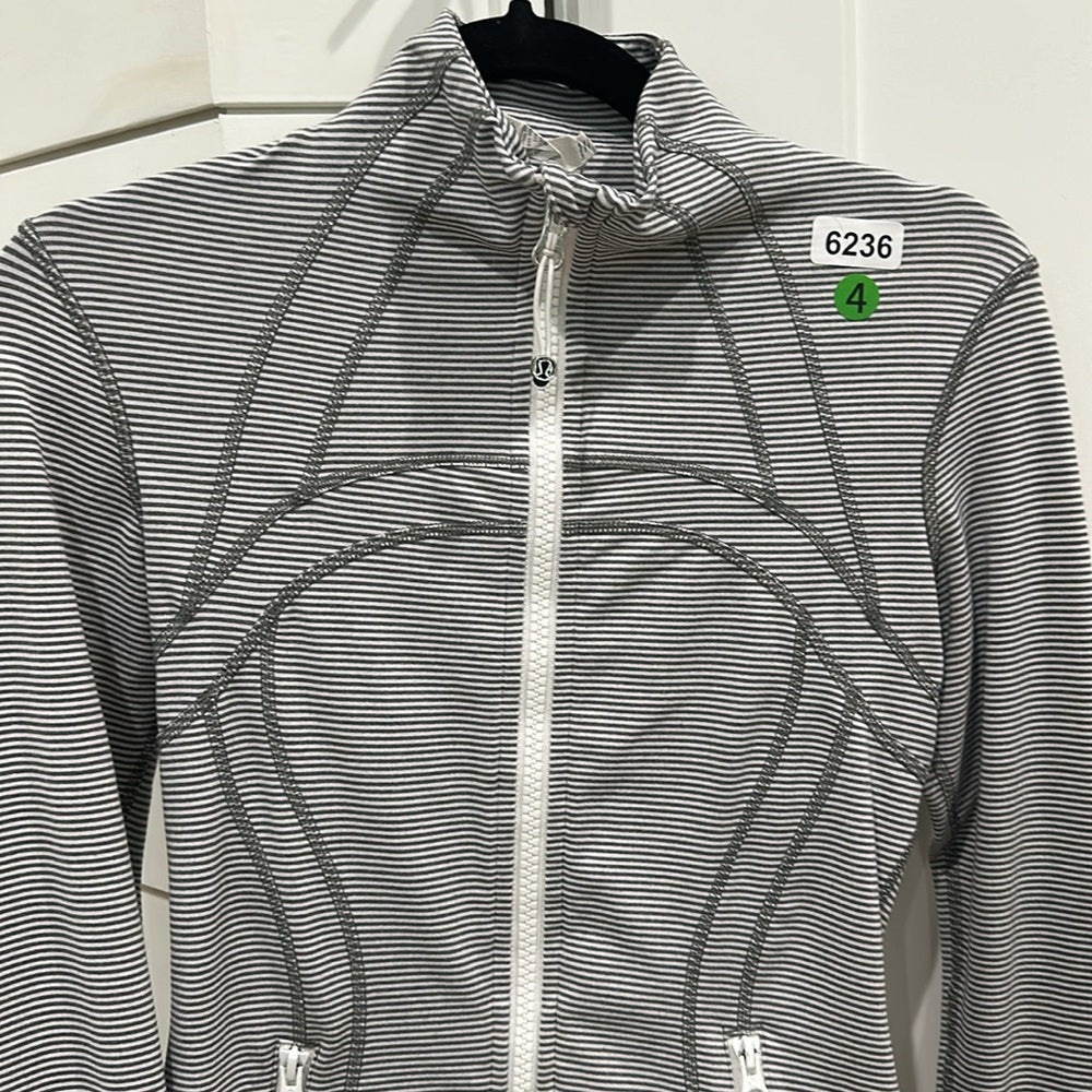 (6236) LULULEMON Define Jacket Sz 4 EUC