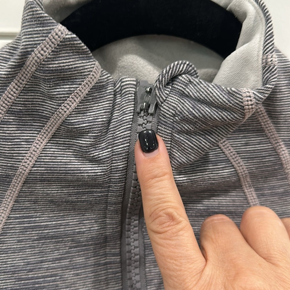 (6238) LULULEMON Define Jacket Sz 6 *FLAW missing zipper pull/Spots