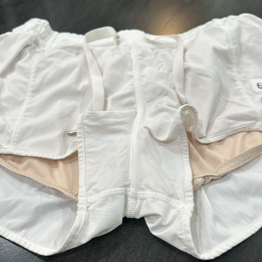(6254) LULULEMON Hotty Hot Short (2 1/2" ) White in Sz 10 *Loved