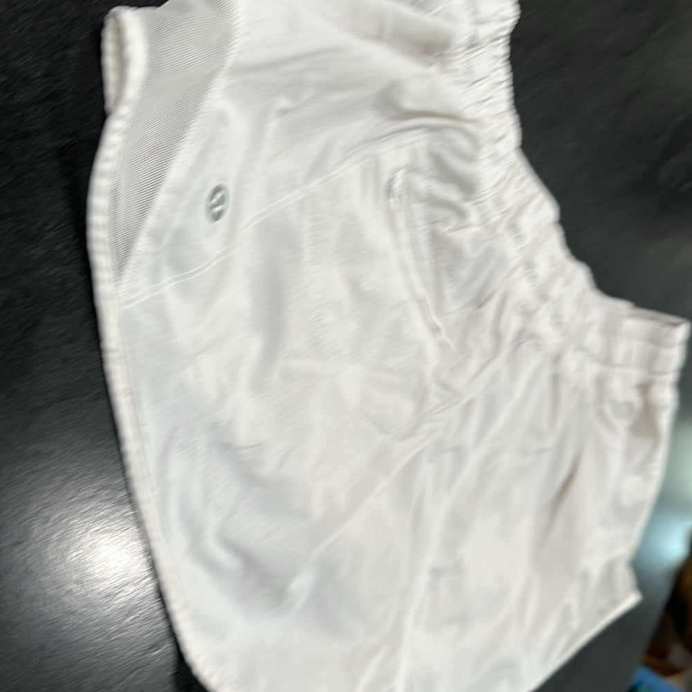 (6254) LULULEMON Hotty Hot Short (2 1/2" ) White in Sz 10 *Loved