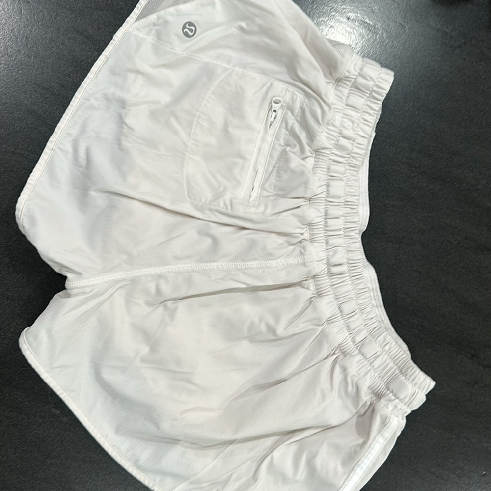 (6254) LULULEMON Hotty Hot Short (2 1/2" ) White in Sz 10 *Loved