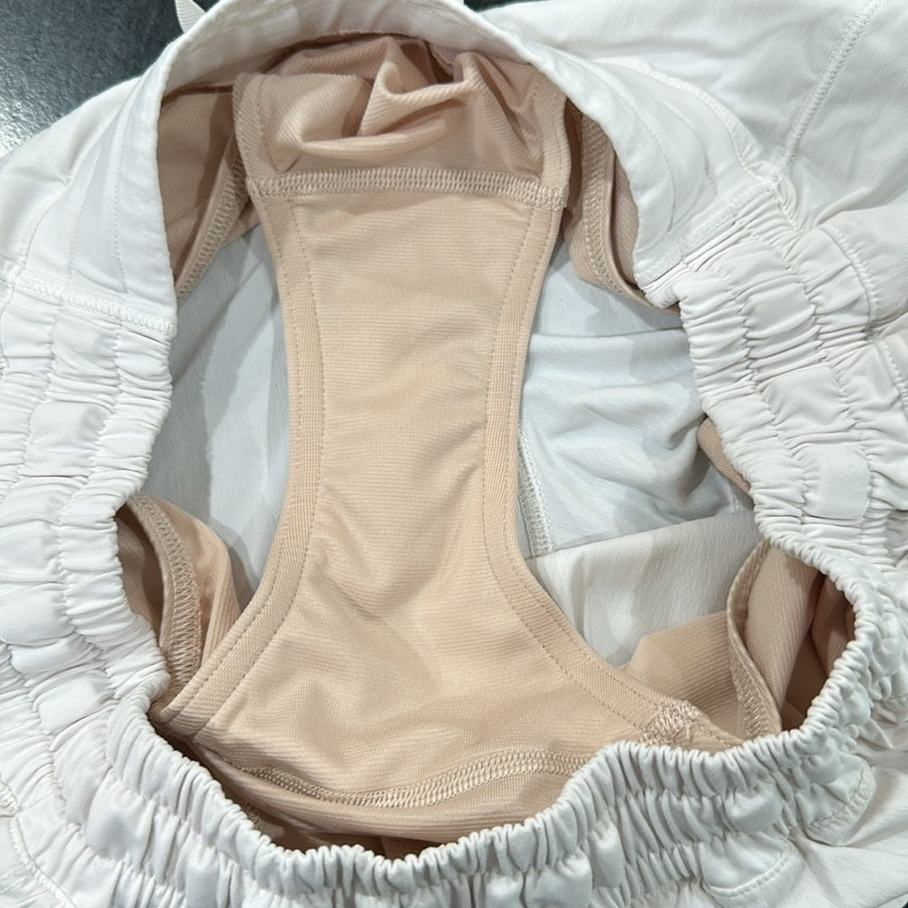 (6254) LULULEMON Hotty Hot Short (2 1/2" ) White in Sz 10 *Loved