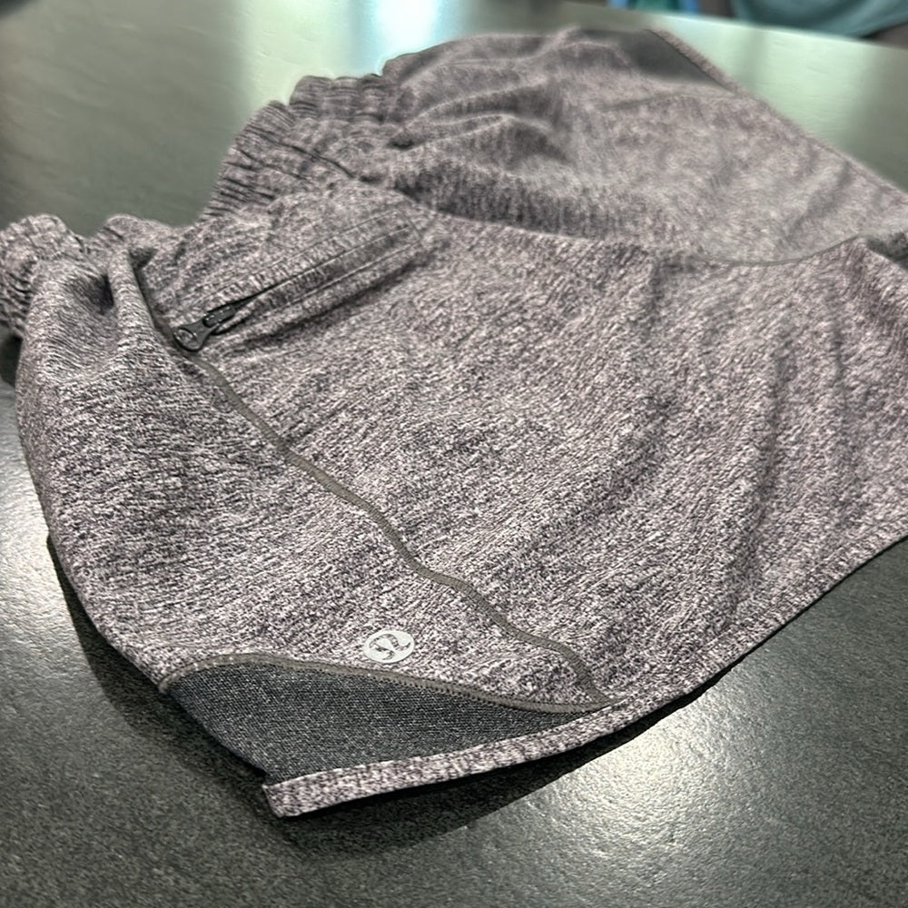(6262) LULULEMON Hotty Hot Short (4" ) Heathered Black in Sz 6 *Loved