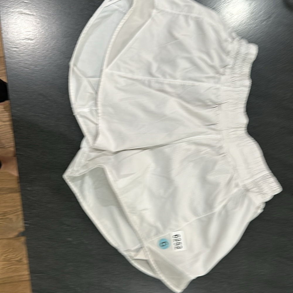 (6252) LULULEMON Hotty Hot Short II (Long 4") White/Barely Beige in Sz 6 *Loved