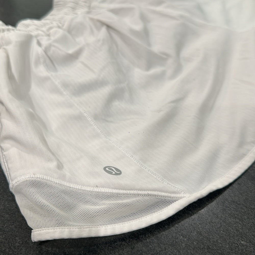 (6252) LULULEMON Hotty Hot Short II (Long 4") White/Barely Beige in Sz 6 *Loved
